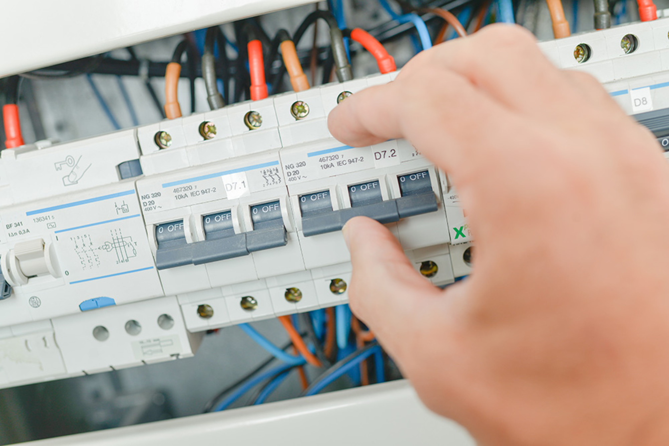 Schalt­schrank­bau bei Elektro Adigüzel in Fernwald-Annerod